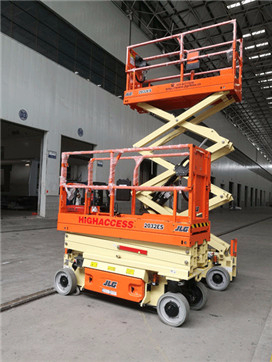 高空平臺工作.jpg高空作業(yè)平臺|登高車：高空作業(yè)平臺會因電壓不穩(wěn)影響工作？